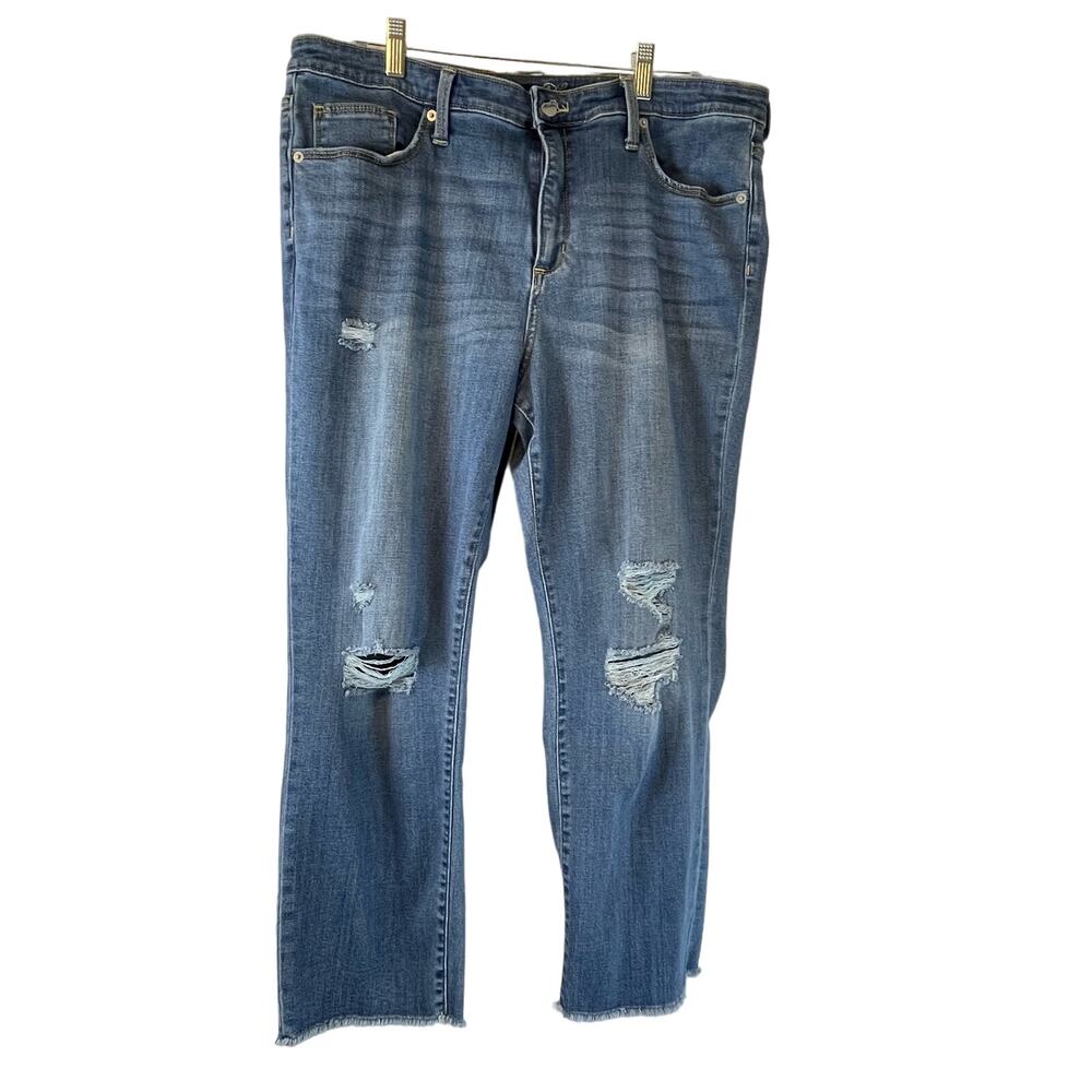 Universal Thread Women’s Straight Leg Distressed Blue Jeans